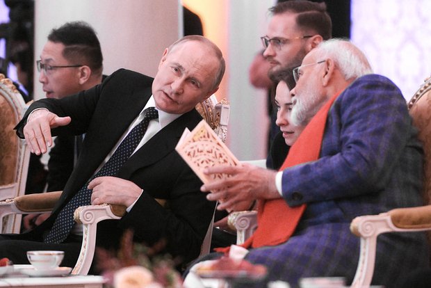 Владимир Путин и премьер-министр Индии Нарендра Моди (справа)
