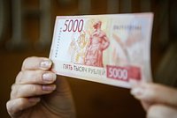 В России появились новые купюры на 5000 рублей. Как они выглядят и где их можно встретить? 