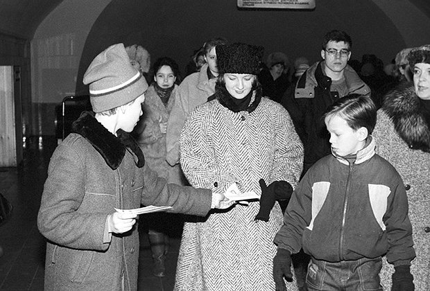 Подросток, подрабатывающий продажей лотерейных билетов в метро.
