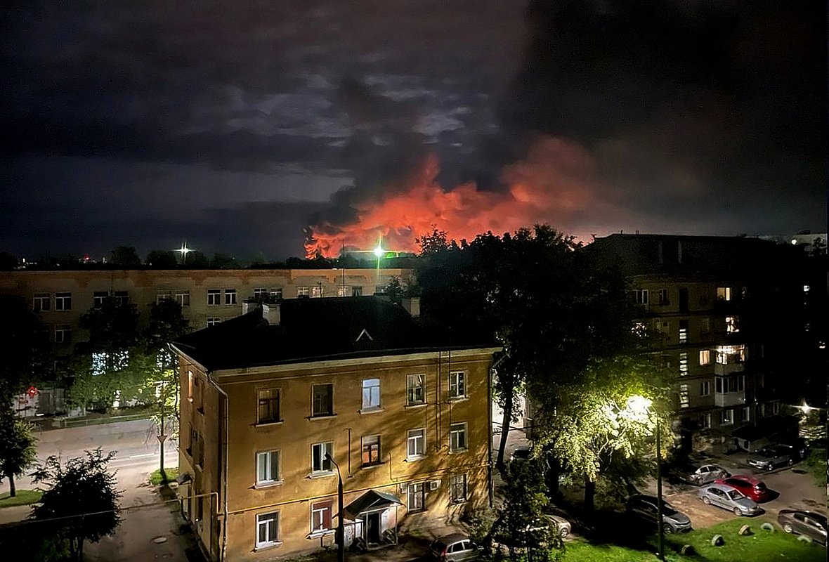 Российские военные отражают атаку беспилотных летальных аппаратов в Псковском аэропорту, 30 августа 2023 года