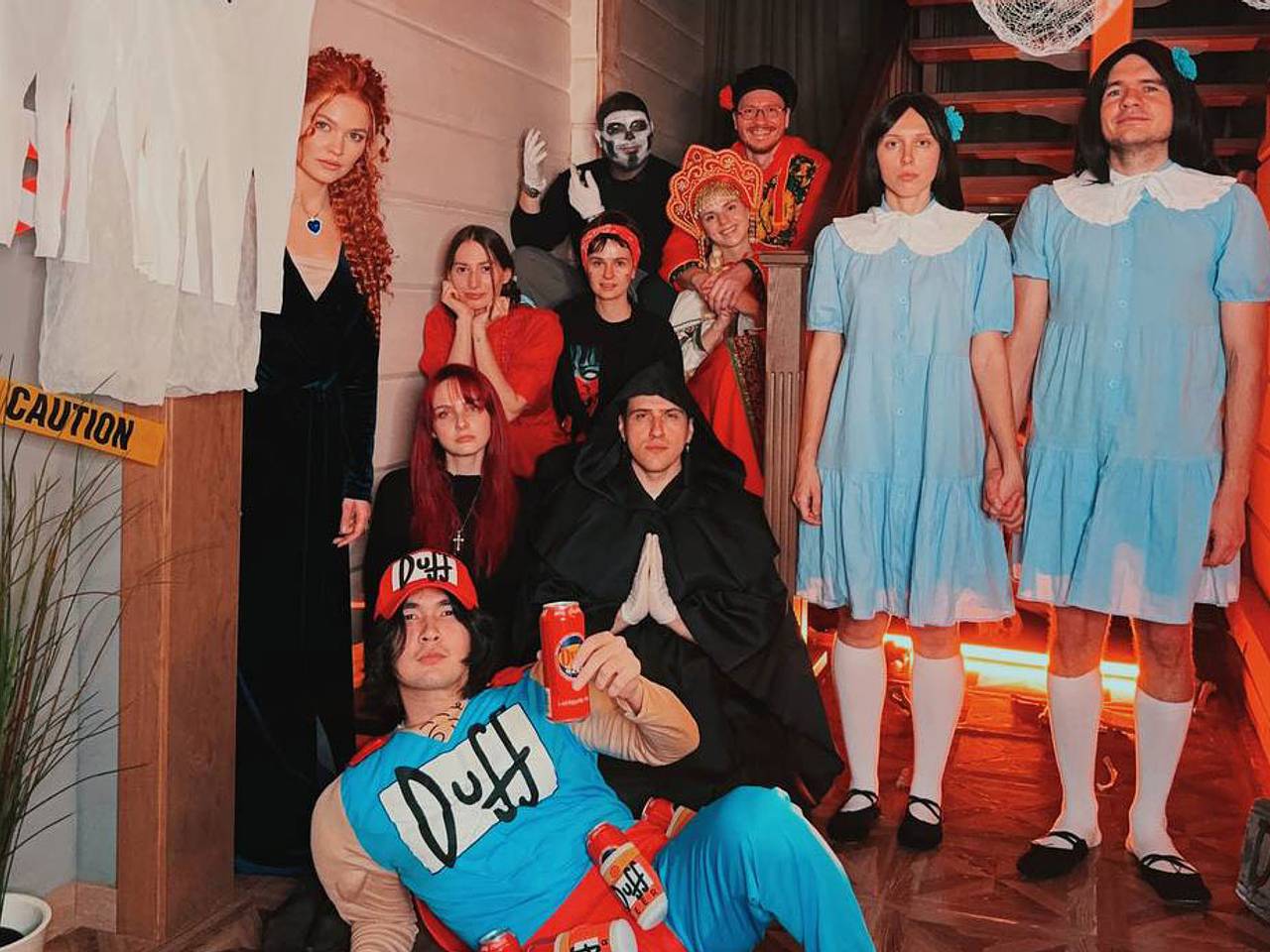 Көкіректі брюнетка студенттермен жыныстық қатынас