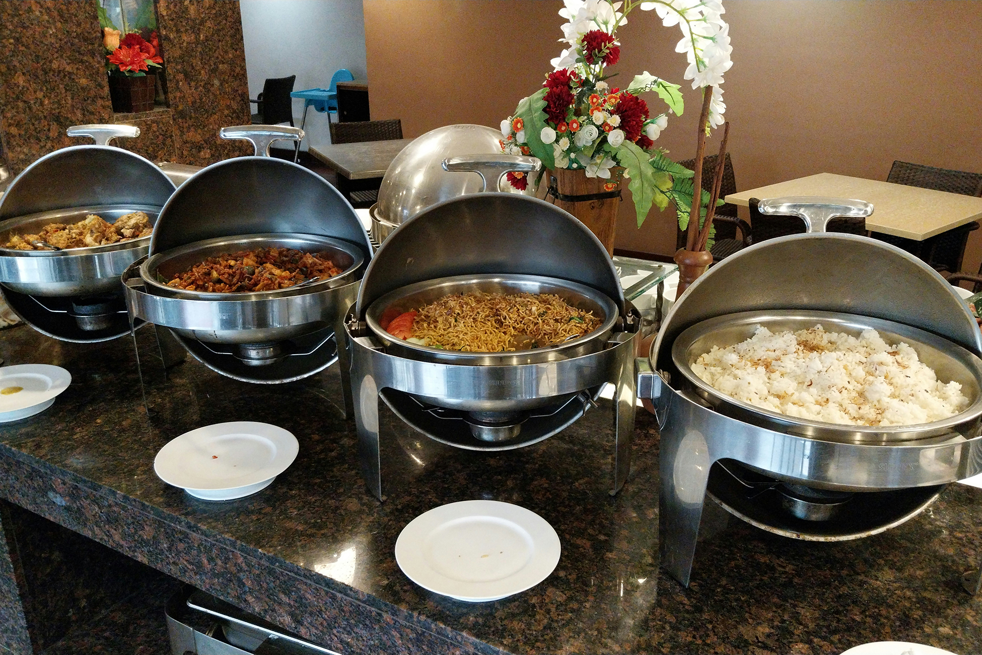 Россиянин рассказал о шведском столе в отеле Минска словами «поехал бы ...