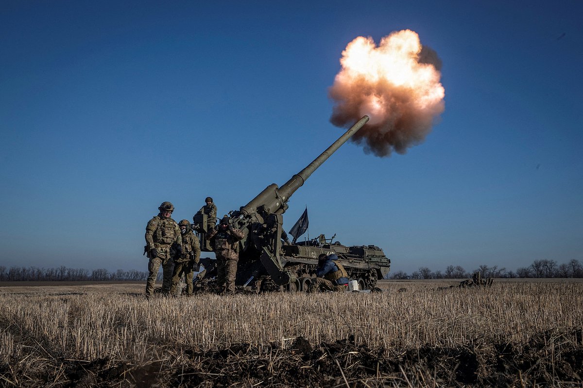 Украинские военнослужащие ведут огонь из самоходной артиллерийской установки 2С7 «Пион», место неизвестно, 24 января 2023 года