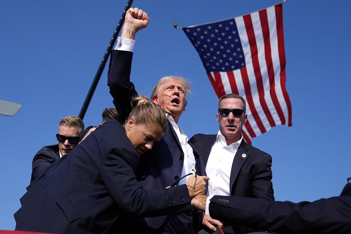 Дональд Трамп после первого покушения на предвыборном митинге в Пенсильвании, 13 июля 2024 года. Пуля задела ухо политика. 