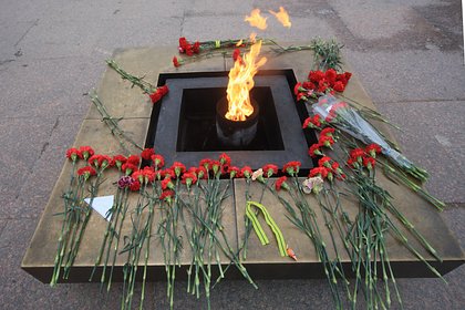 Четверых мужчин заподозрили в осквернении Вечного огня в российском регионе