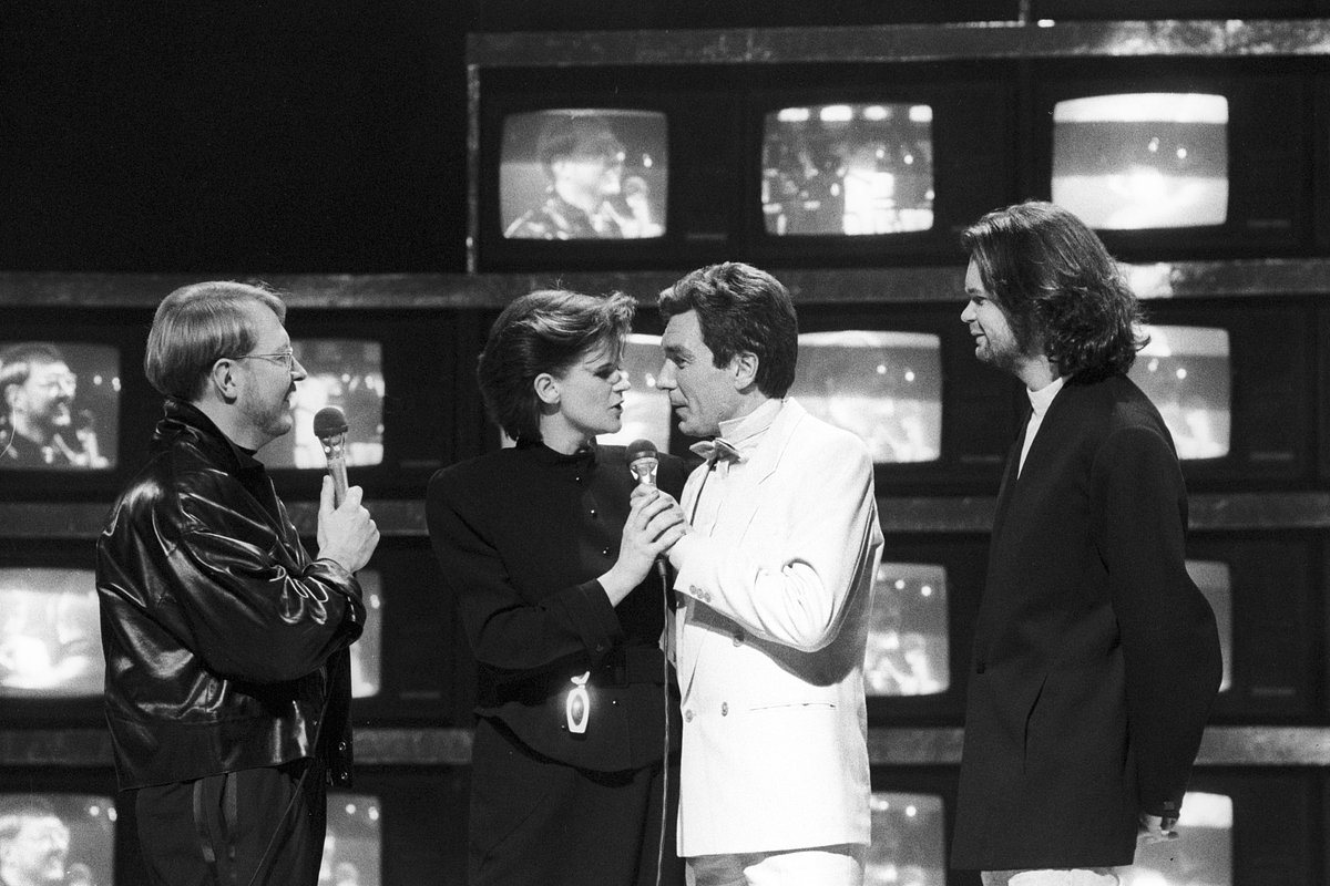 Шведский ведущий Якоб Далин (слева), советский ведущий Юрий Николаев (второй справа) и участники поп-дуэта из Швеции Gemini — брат и сестра Карен и Андерс Гленмарк на съемках совместной советско-шведской телепередачи «Лестница Якоба» в гостях у «Утренней почты»