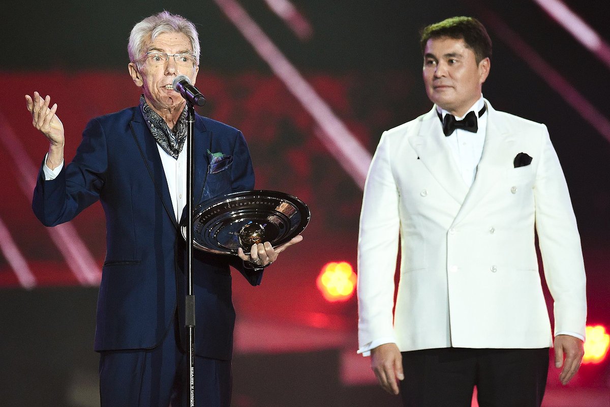 Телеведущий Юрий Николаев и гендиректор МУЗ-ТВ Арман Давлетяров на церемонии вручения премии телеканала