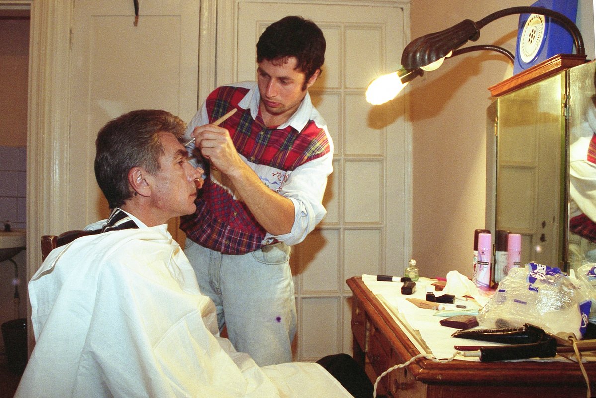 Телеведущий Юрий Николаев на гриме, запись телепрограммы «Утренняя звезда»