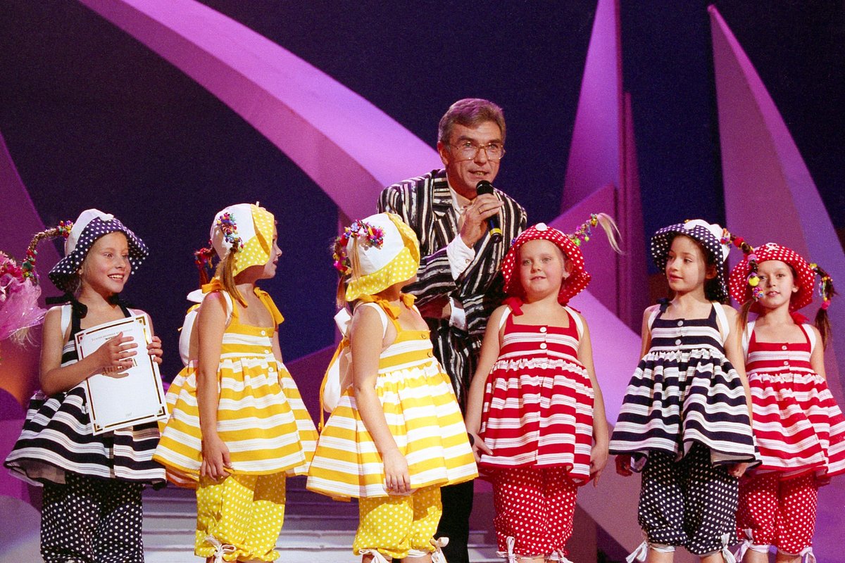 Телеведущий Юрий Николаев с участниками программы «Утренняя звезда»