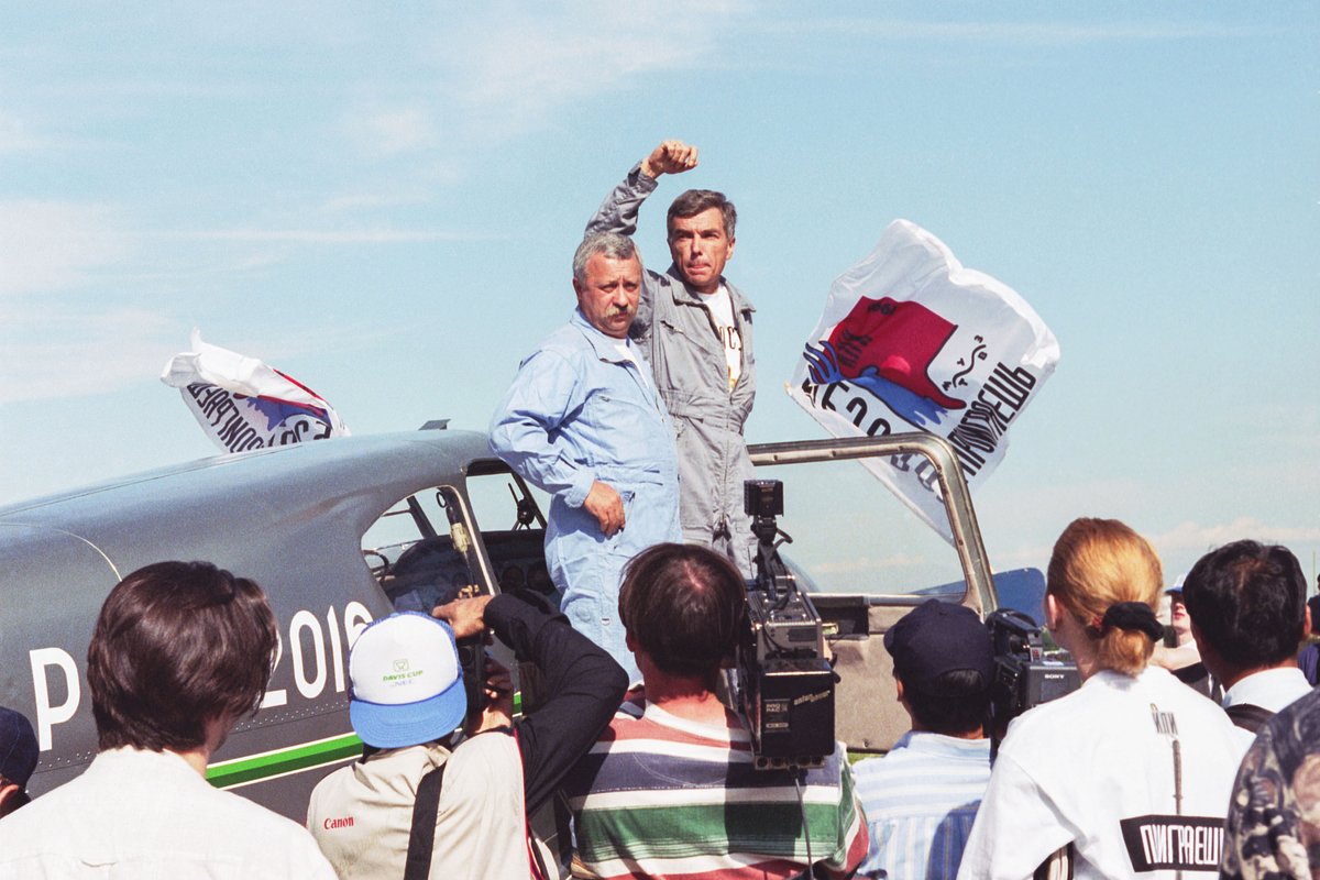 Телеведущие Леонид Якубович и Юрий Николаев перед агитационным авиаперелетом «Ельцин — наш президент»