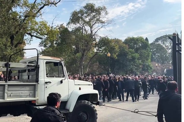 Протестующие у здания Парламента Абхазии, Сухум, Абхазия, 15 ноября 2024 года