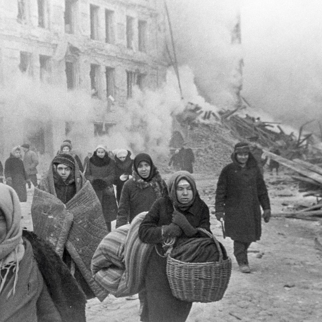 частное раздвинула ноги 