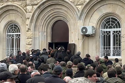 Оппозиция Абхазии предложила премьеру стать исполняющим обязанности президента