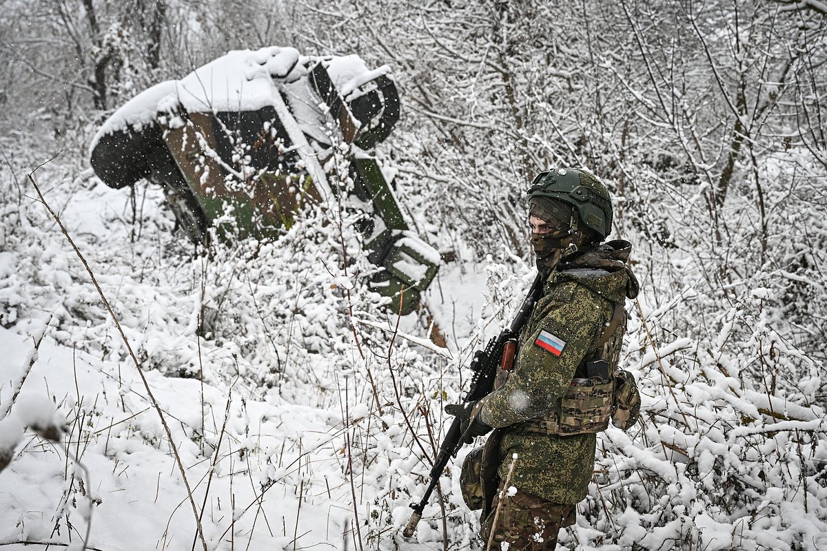 Военнослужащий батальонной тактической группы (БТГР) «Каштан» спецназа «Ахмат» возле подбитого бронеавтомобиля иностранного производства в Курской области, Россия