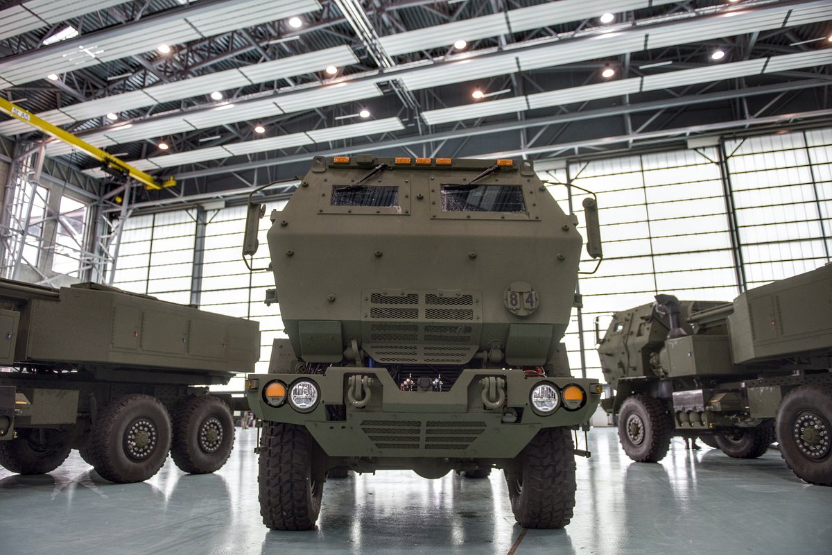 Ракетные установки Himars установлены на военных машинах на 1-й базе военно-транспортной авиации в Варшаве, Польша, 15 мая 2023 года