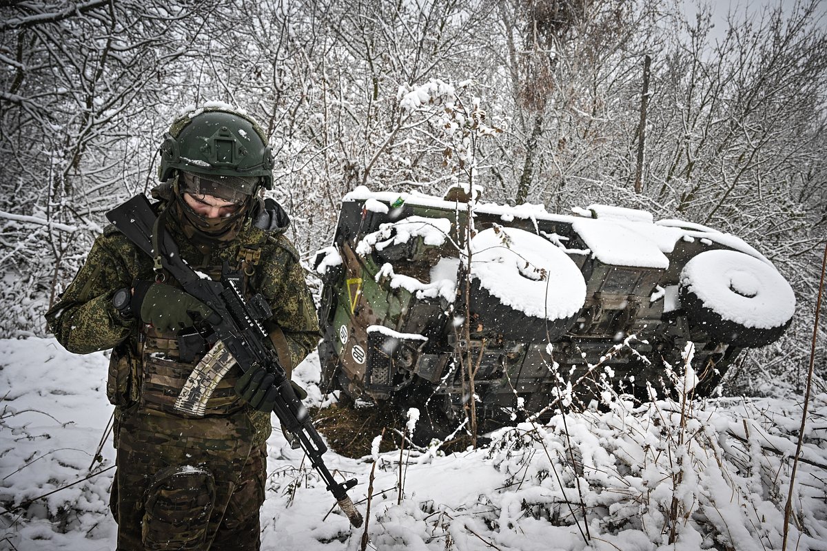 Военнослужащий батальонной тактической группы (БТГР) «Каштан» спецназа «Ахмат» возле подбитого бронеавтомобиля иностранного производства в Курской области, ноябрь 2024 года