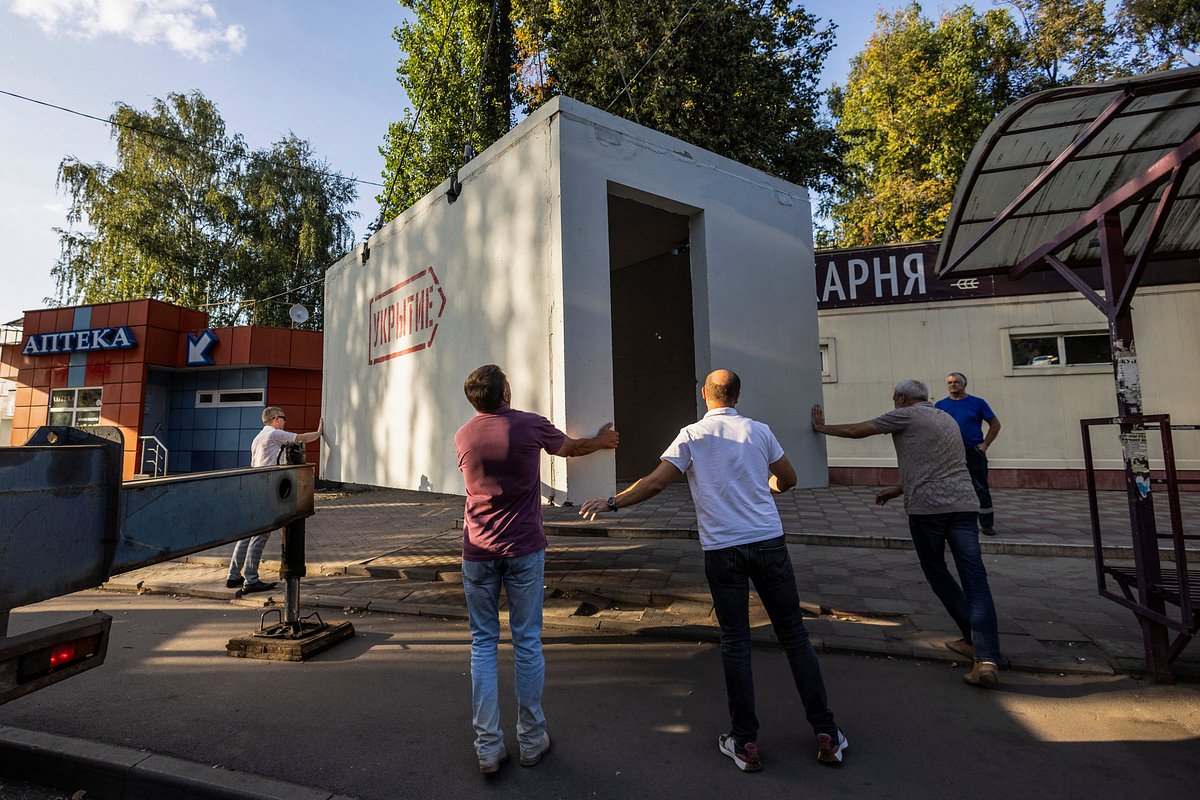 Установка бетонного укрытия на остановке общественного транспорта в Курске, 24 августа 2024 года