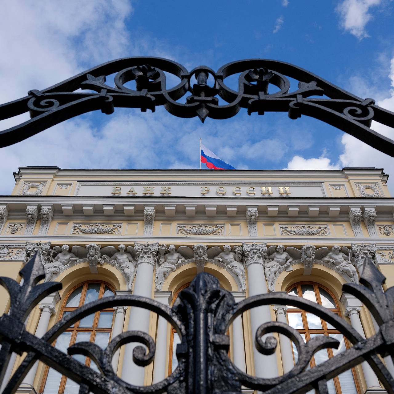 Счета россиян стали чаще блокировать из-за включения в базу ЦБ