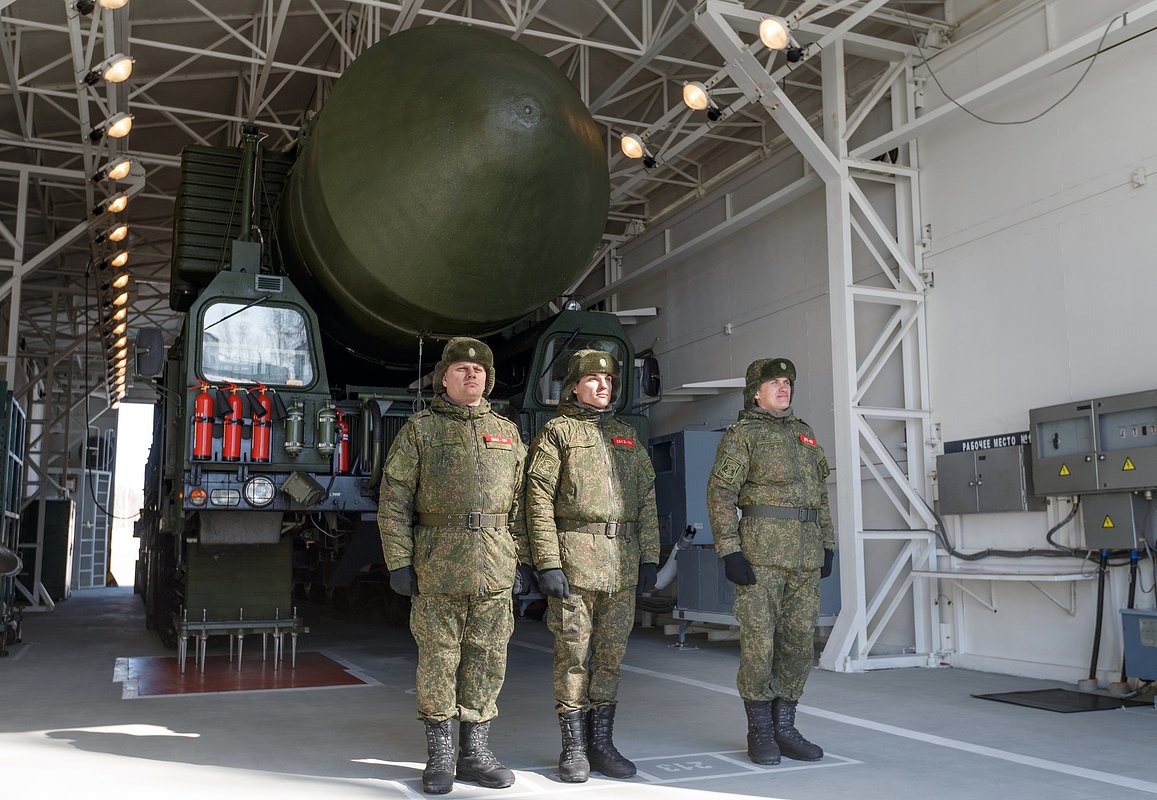 Военнослужащие у подвижного грунтового ракетного комплекса пятого поколения «Ярс» во время осмотра Новосибирской дивизии ракетных войск стратегического назначения, Новосибирск, Россия, 21 марта 2017 года