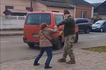 Украинка набросилась с кулаками на военкома и попала на видео