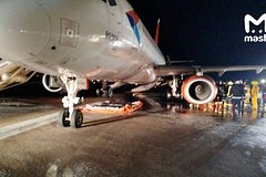 В турецкой Анталье загорелся российский Superjet 100 с пассажирами на борту. Причиной жесткой посадки стал сильный ветер