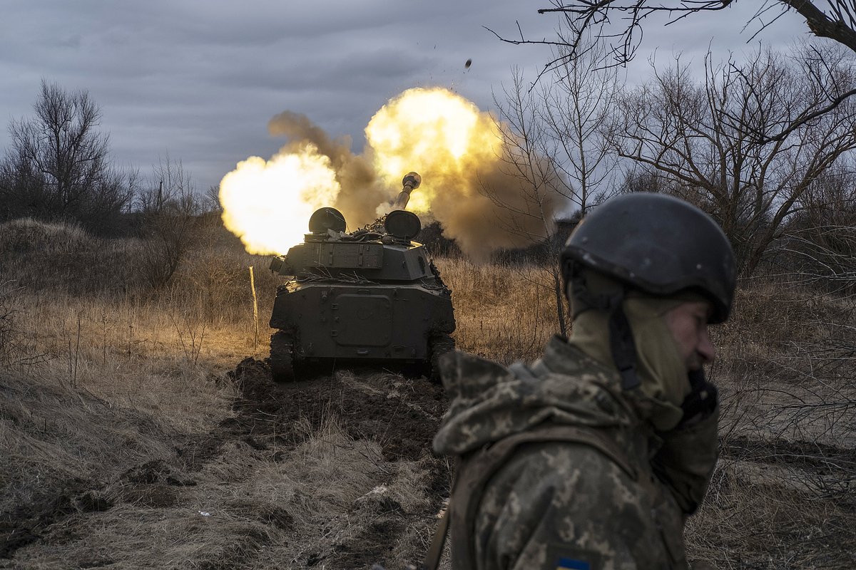Украинская самоходная артиллерийская установка ведет огонь на линии фронта, 2 марта 2023 года