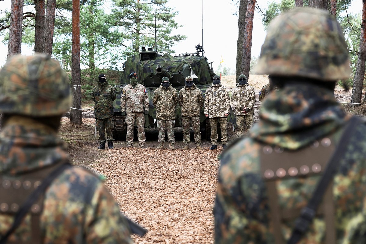 Участники миссии Европейского союза по военной помощи Украине учат солдат техническому обслуживанию танков Leopard 1 A5, Германия, 23 февраля 2024 года