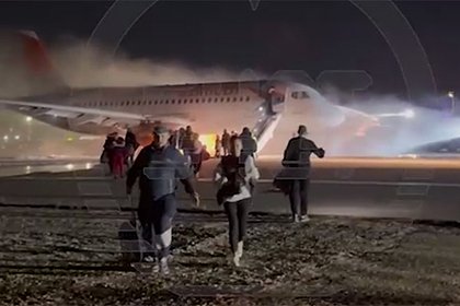 Пассажиры Superjet 100 пожаловались на покидавших борт с вещами попутчиков