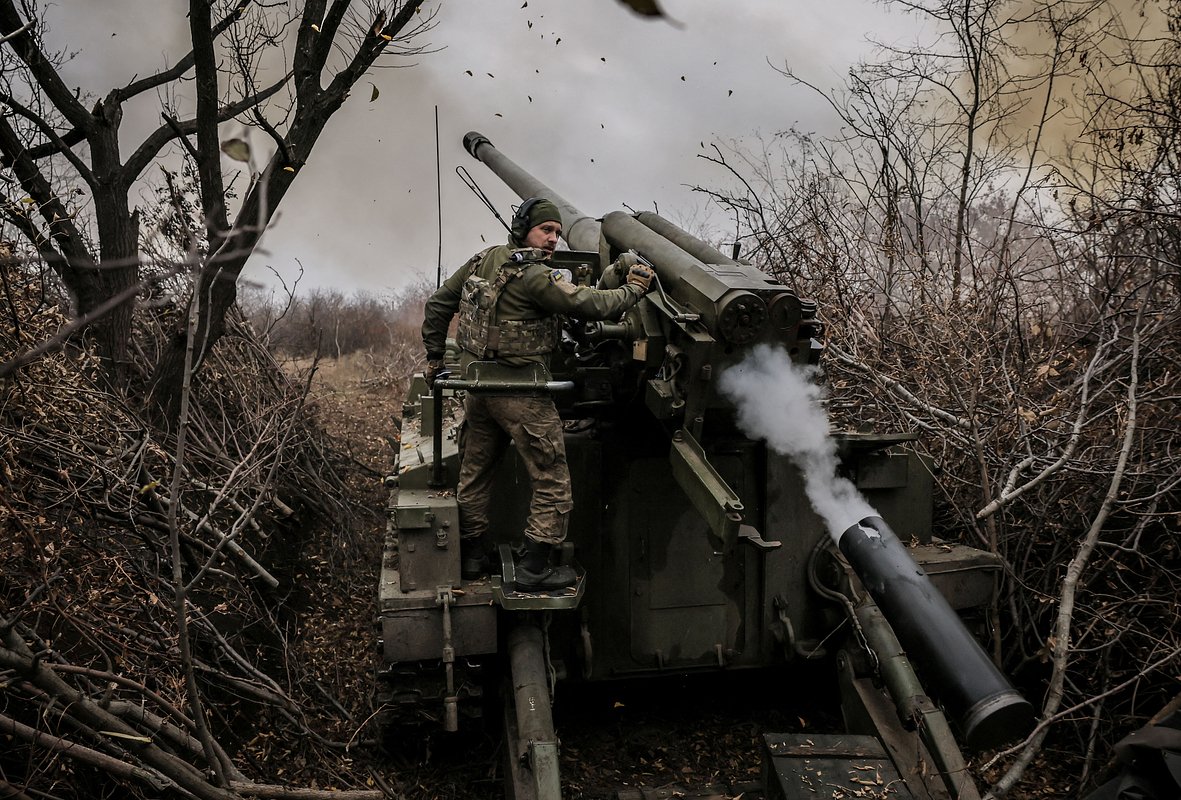 Военнослужащий 24-й механизированной бригады Вооруженных сил Украины имени короля Данила ведет огонь из самоходной гаубицы 2С5 «Гиацинт-С» недалеко от города Часова Яра, 18 ноября 2024 года