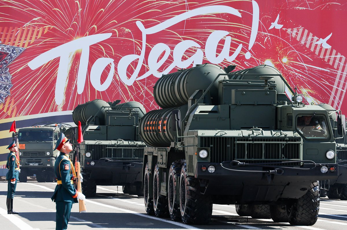 С-400 «Триумф» во время парада, посвященного 79-й годовщине Победы в Великой Отечественной войне, Санкт-Петербург