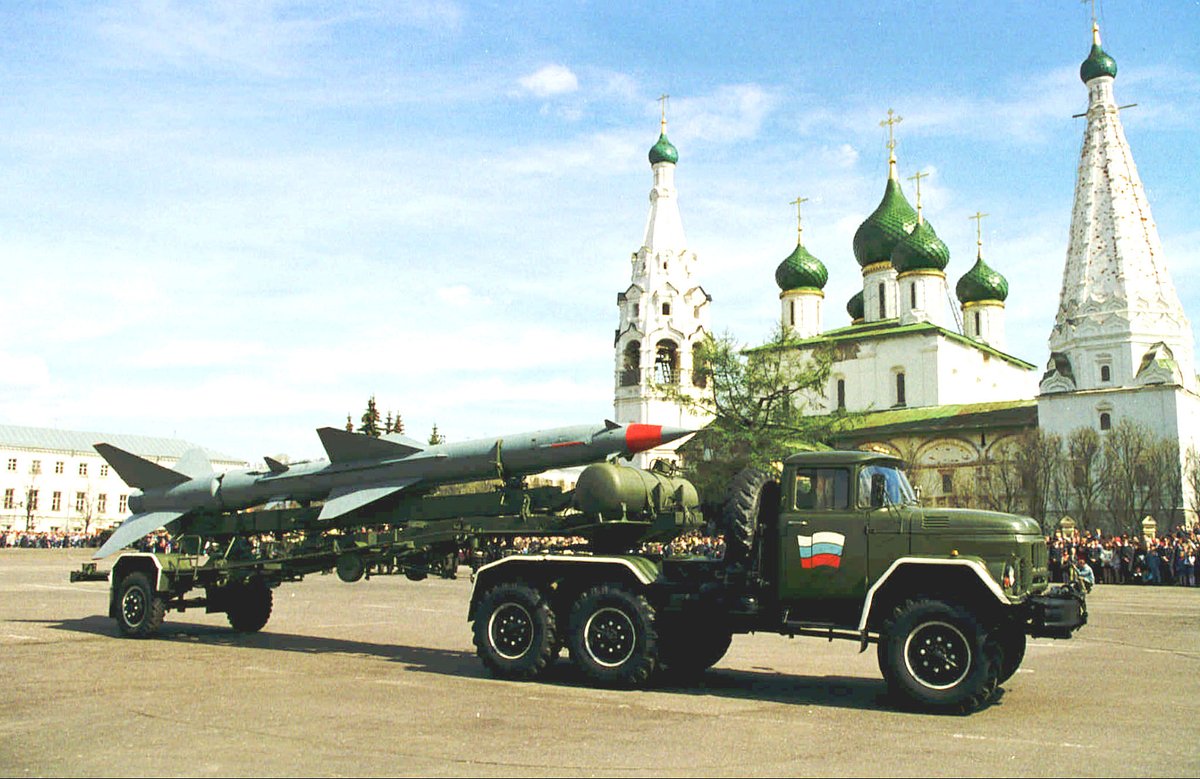 Зенитно-ракетный комплекс С-200 на параде техники в честь 52-й годовщины Победы в Великой Отечественной войне, Ярославль