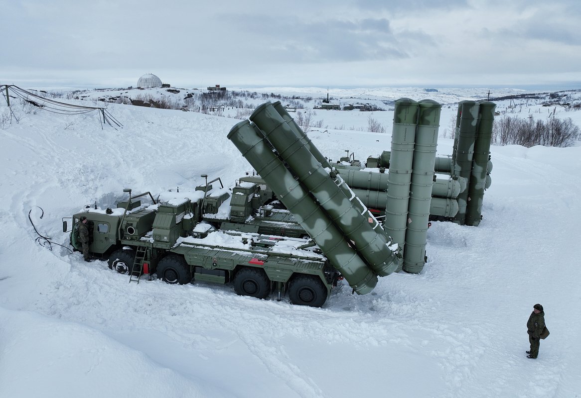 Военнослужащие боевого расчета возле зенитного ракетного комплекса С-400 «Триумф» ВМФ РФ в Мурманской области