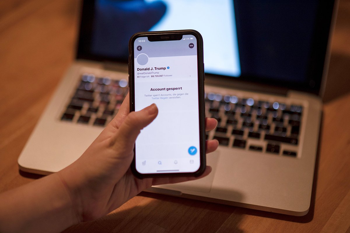 Заблокированный аккаунт президента США Дональда Трампа в Twitter (нынешний X) на дисплее мобильного телефона пользователя из Германии, 15 января 2021 года