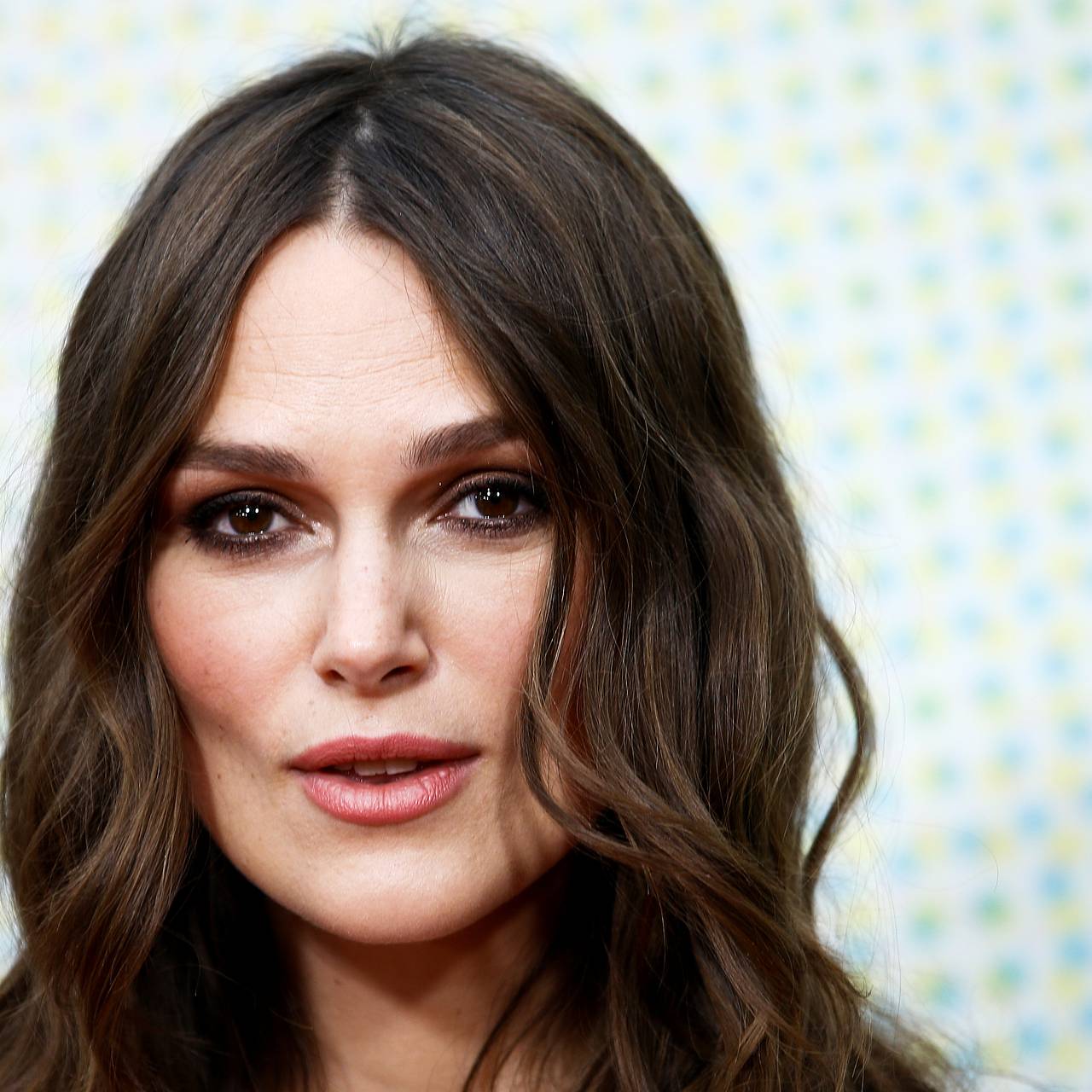 Қарттар мен жас қыздар арасындағы жыныстық қатынас Зираттағы жесір әйелдің порносы