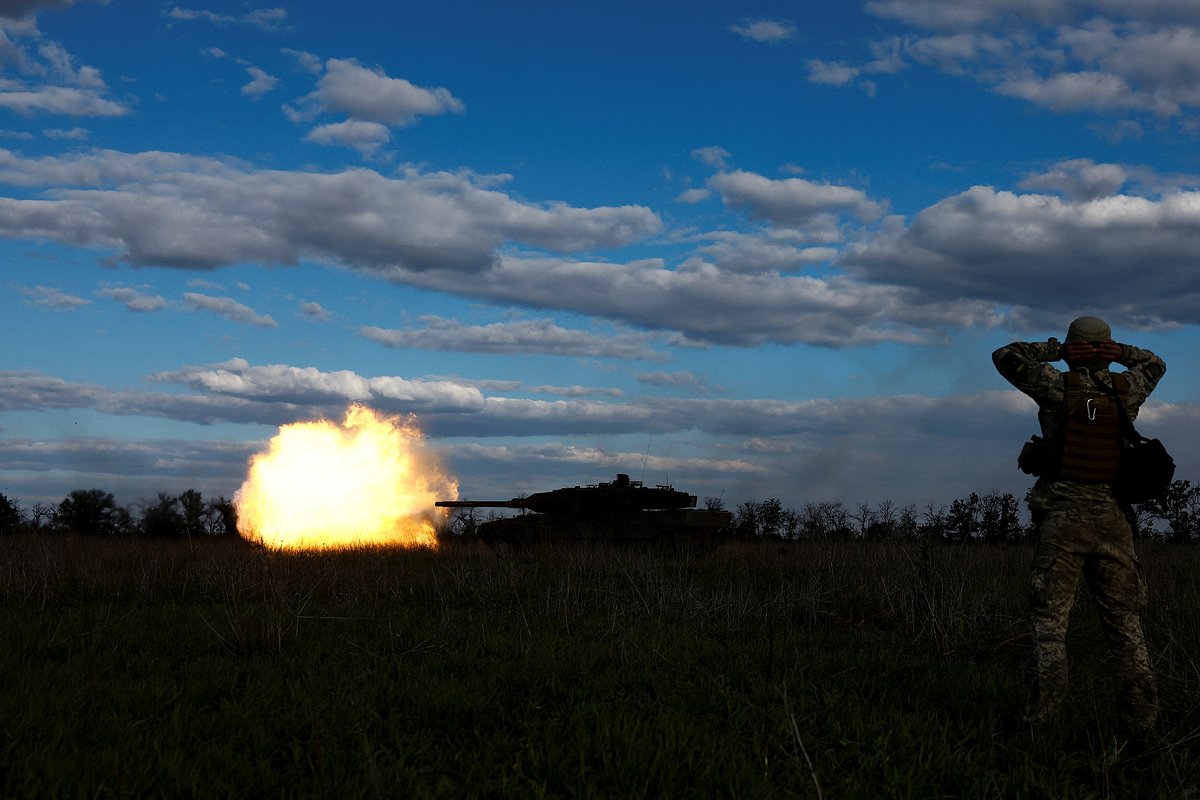 Ukrainian servicemen of the 21st Separate Mechanized Brigade fire a Leopard 2A6 tank during a military exercise, amid Russia's attack on Ukraine, near a front line in Donetsk region, Ukraine May 12, 2024. 