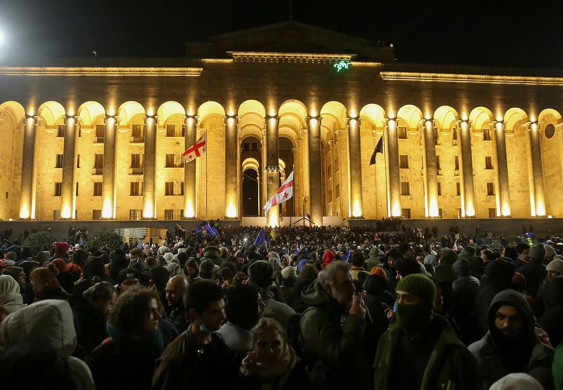 Участники протестов у здания парламента Грузии на проспекте Руставели, Тбилиси, Грузия, 28 ноября 2024 года