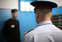 Подполковника ФСИН обвинили в издевательствах над осужденными в Подмосковье. Что рассказал про офицера один из них?