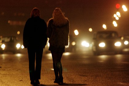 Екі адамға арналған ойыншықтары бар секс видео