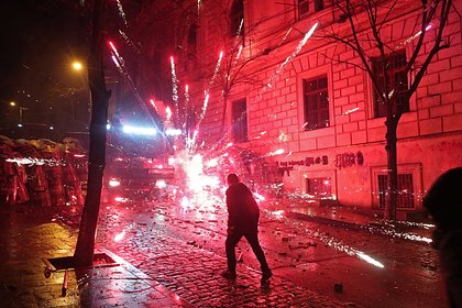 Протестующие в Грузии впервые применили горючую смесь