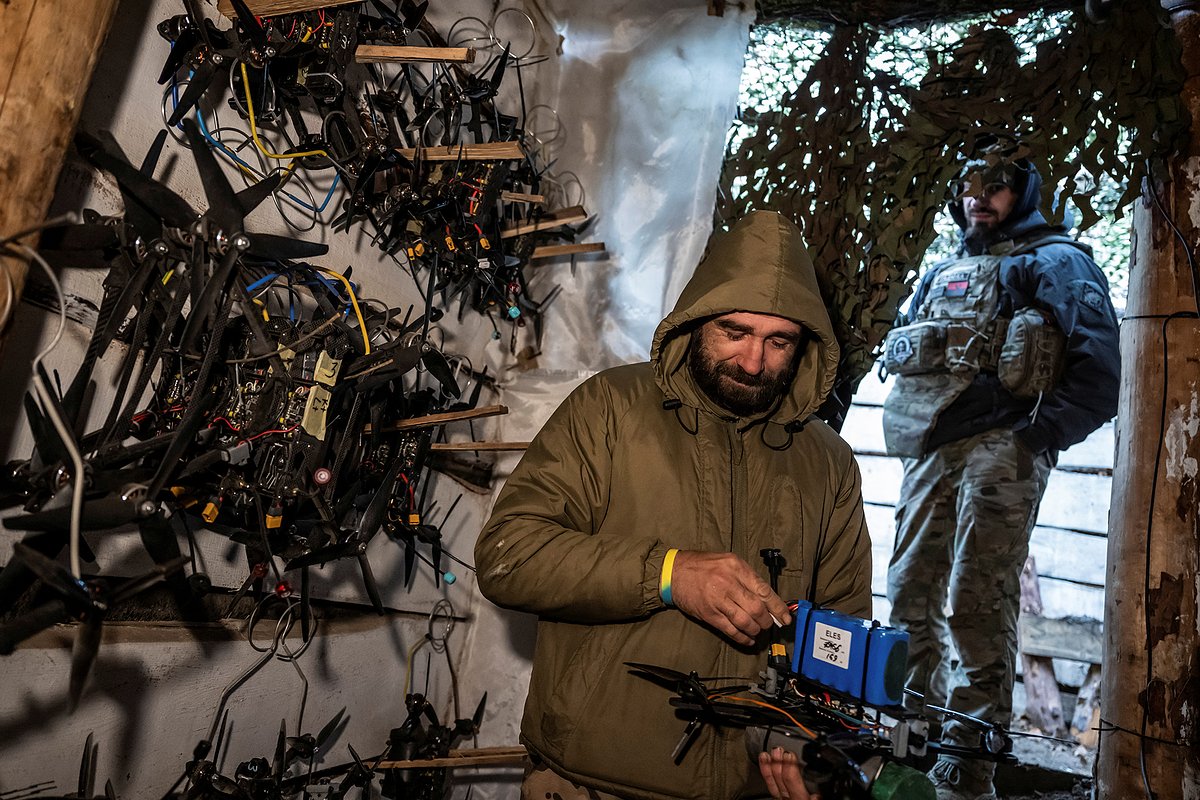 Военнослужащий Вооруженных сил Украины готовит FPV-беспилотник к полету у линии фронта под Покровском (Красноармейском)