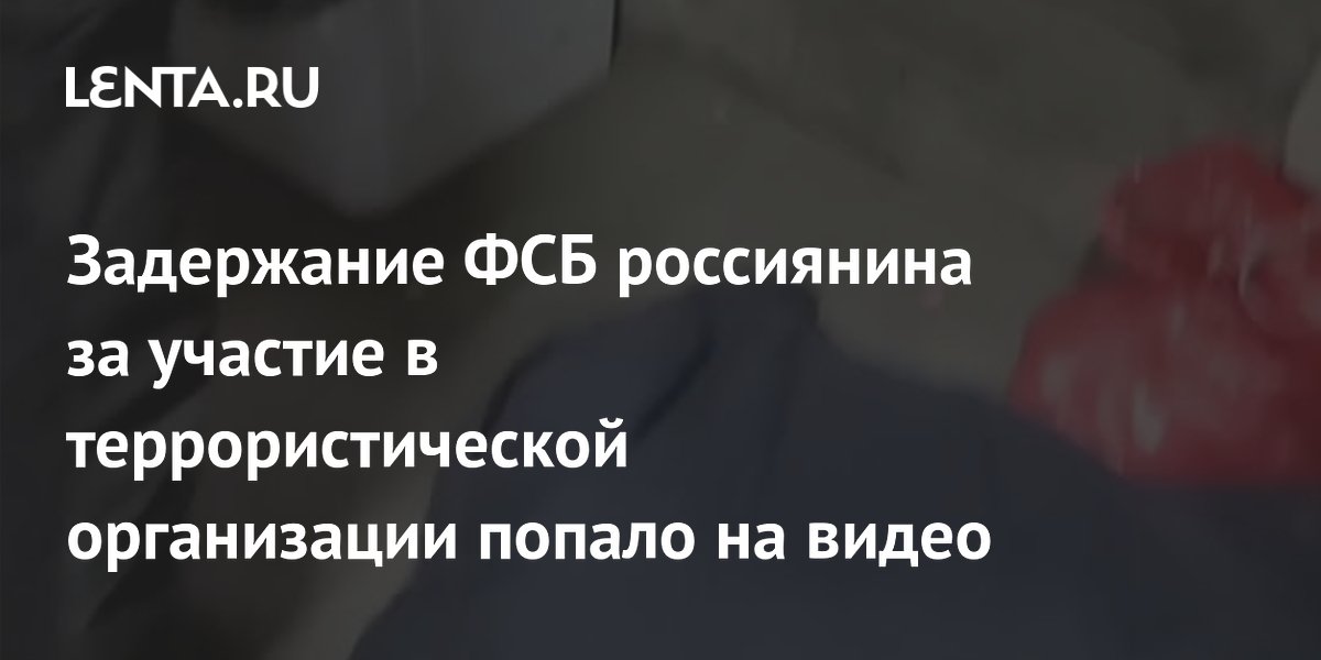 Белобрысая девушка в офисе проходит кастинг через порку на столе
