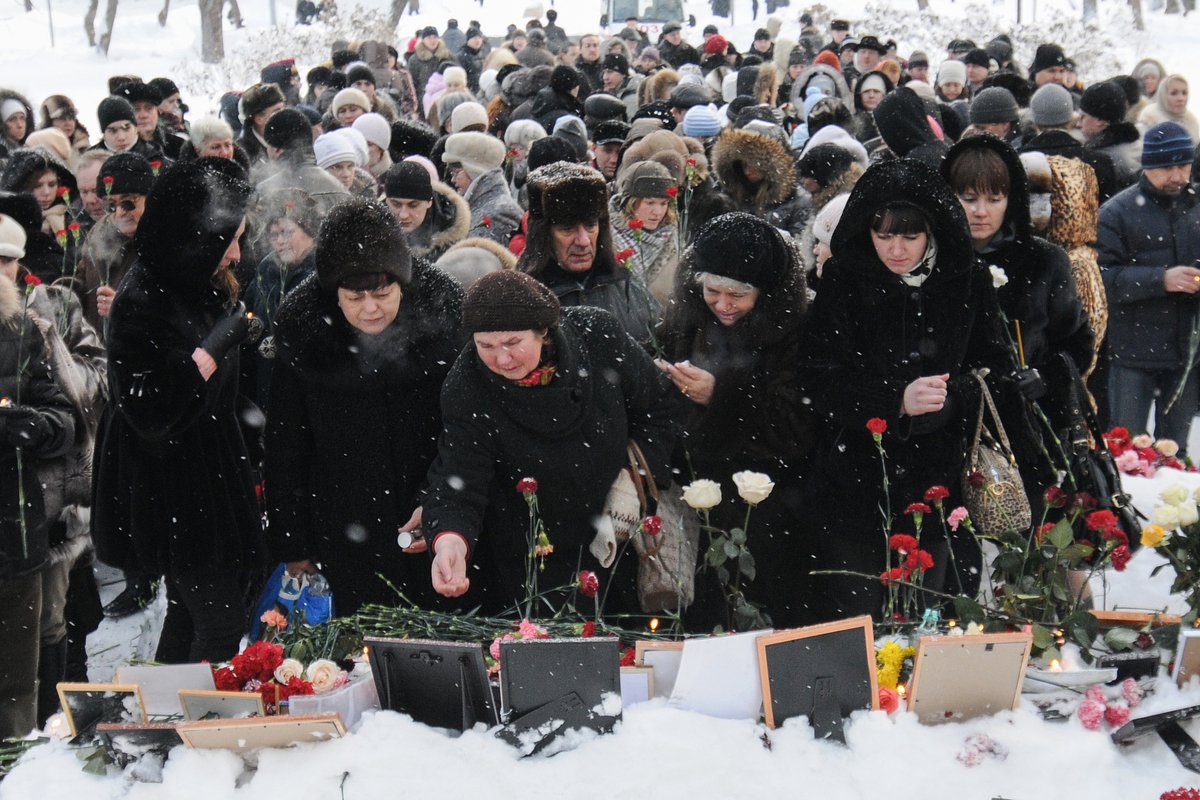 Родственники у здания клуба через 40 дней после пожара