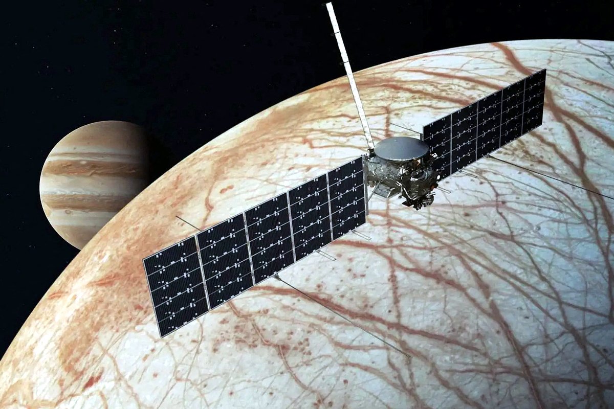 Станция Europa Clipper на фоне Европы и Юпитера