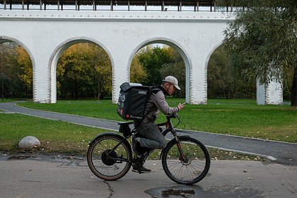 Курьеры в России обогнали по росту зарплат айтишников