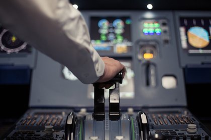 Российского пилота застали за просмотром гонок за штурвалом самолета