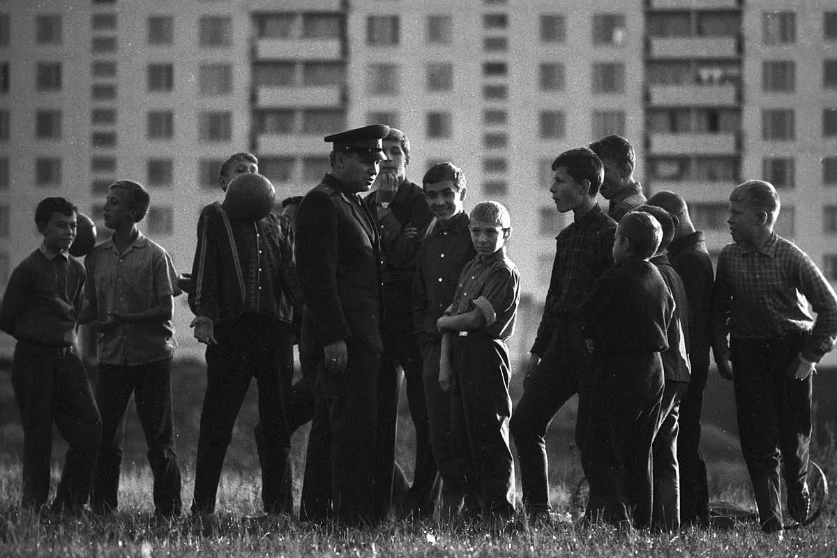 Участковый инспектор милиции беседует с подростками своего участка