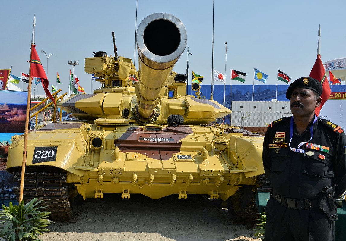 Танк Т-90 на 11-й международной выставке оборонной промышленности Defexpo India 2020, открывшейся в городе Лакхнау, штат Уттар-Прадеш, Индия