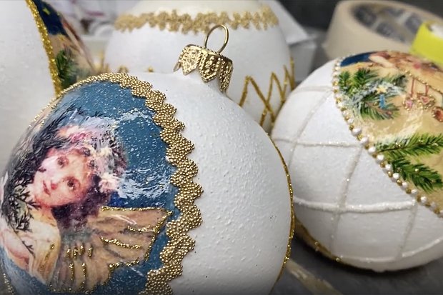 Елочная игрушка в технике декупажа