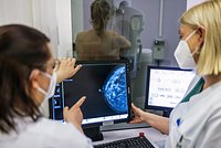 Вирусолог поставила смелый эксперимент и вылечилась от рака. Почему другие врачи возмутились и осудили ее? 