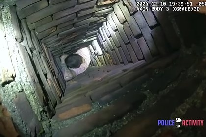 Мужчина пытался спрятаться от полиции в дымоходе и застрял
